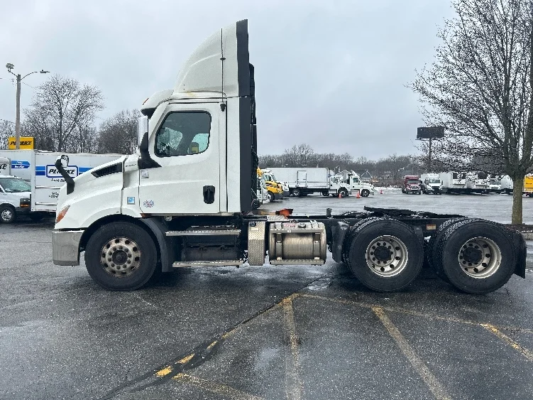 2021 Freightliner Cascadia in Chicopee, MA — photo 4