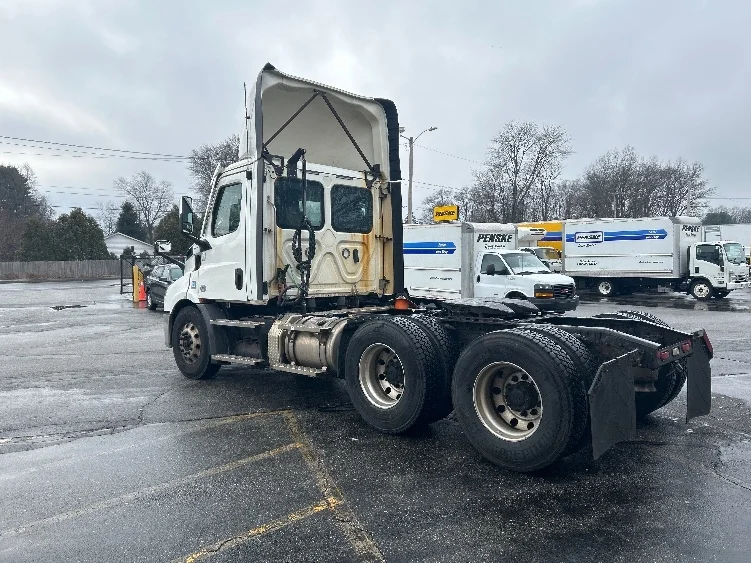 2021 Freightliner Cascadia in Chicopee, MA — photo 5