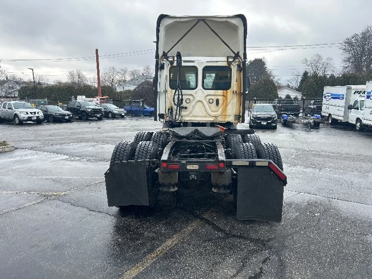 2021 Freightliner Cascadia in Chicopee, MA — photo 6