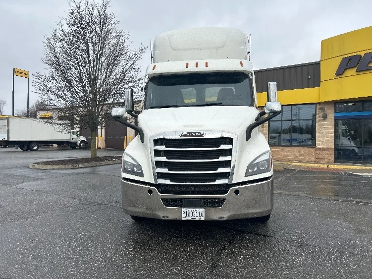 2021 Freightliner Cascadia in Chicopee, MA — photo 2