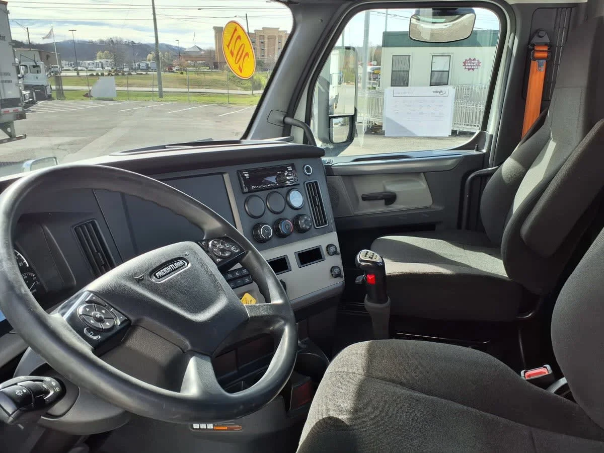 2021 Freightliner Cascadia - image 7