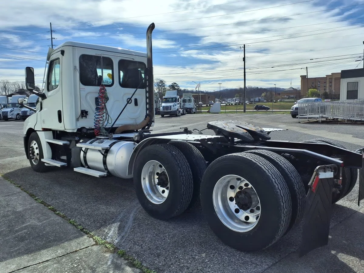 2021 Freightliner Cascadia in Knoxville, TN — photo 6