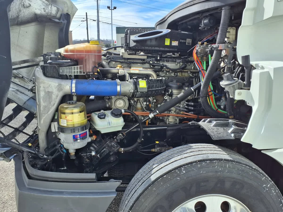 2021 Freightliner Cascadia in Knoxville, TN — photo 8