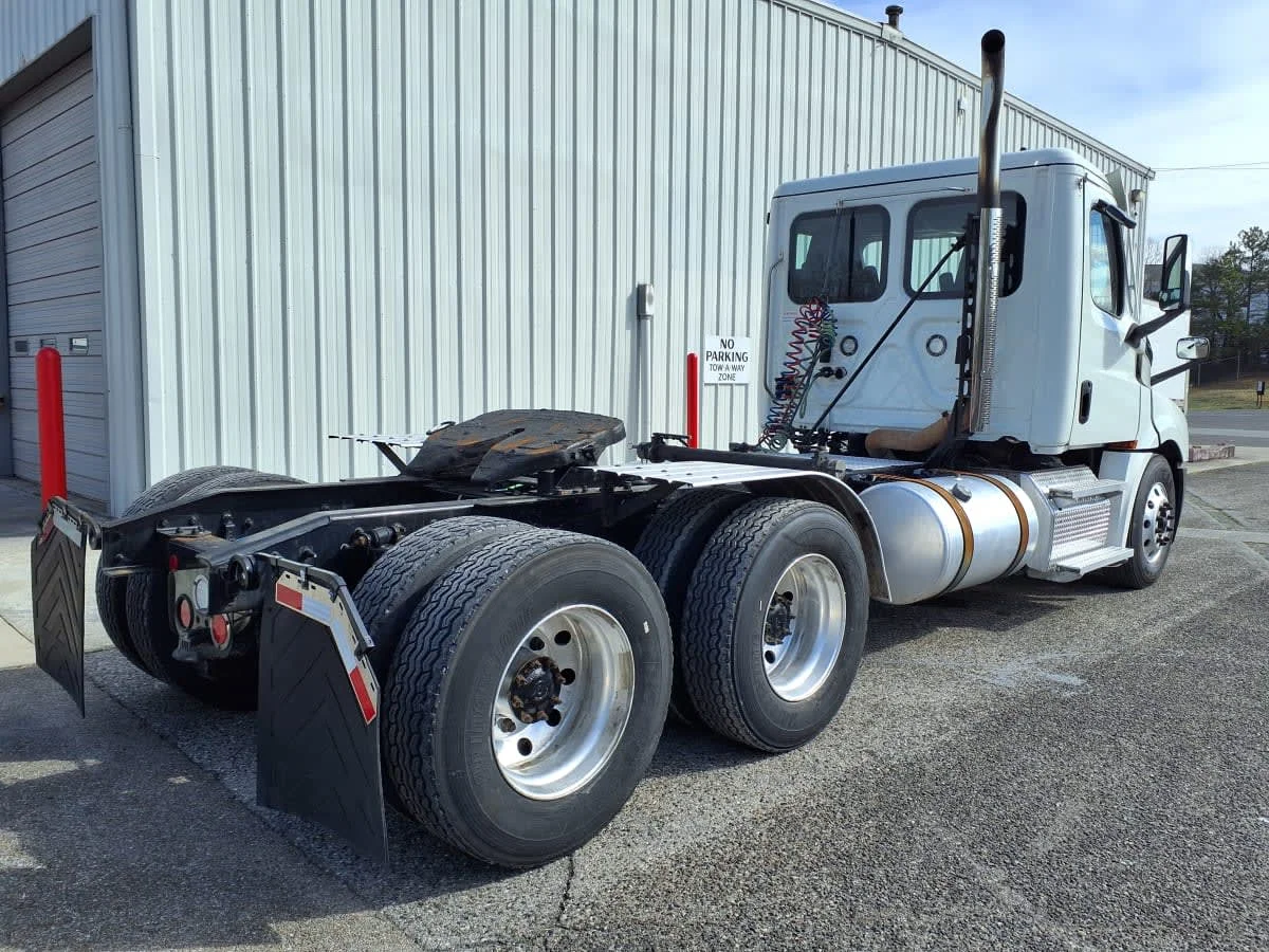 2021 Freightliner Cascadia in Knoxville, TN — photo 4