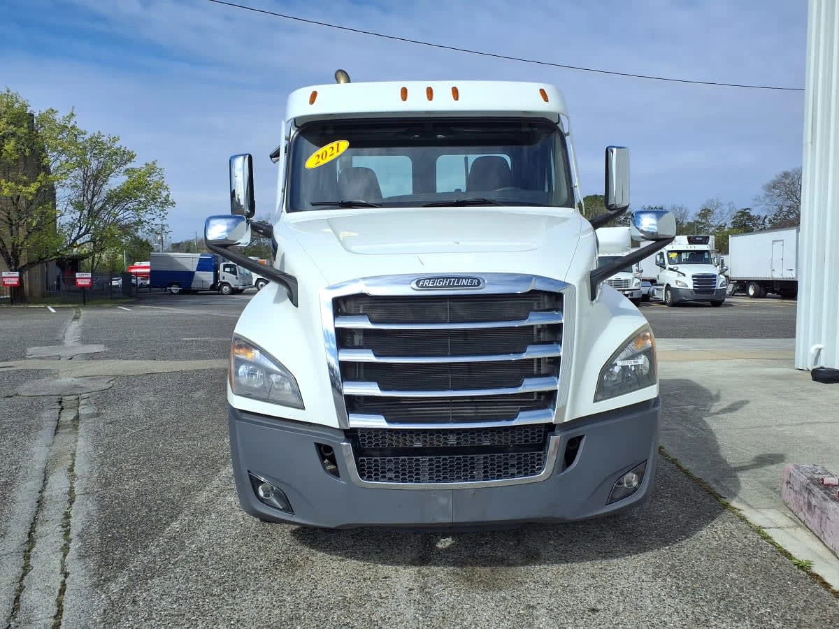 2021 Freightliner Cascadia in Knoxville, TN — photo 2
