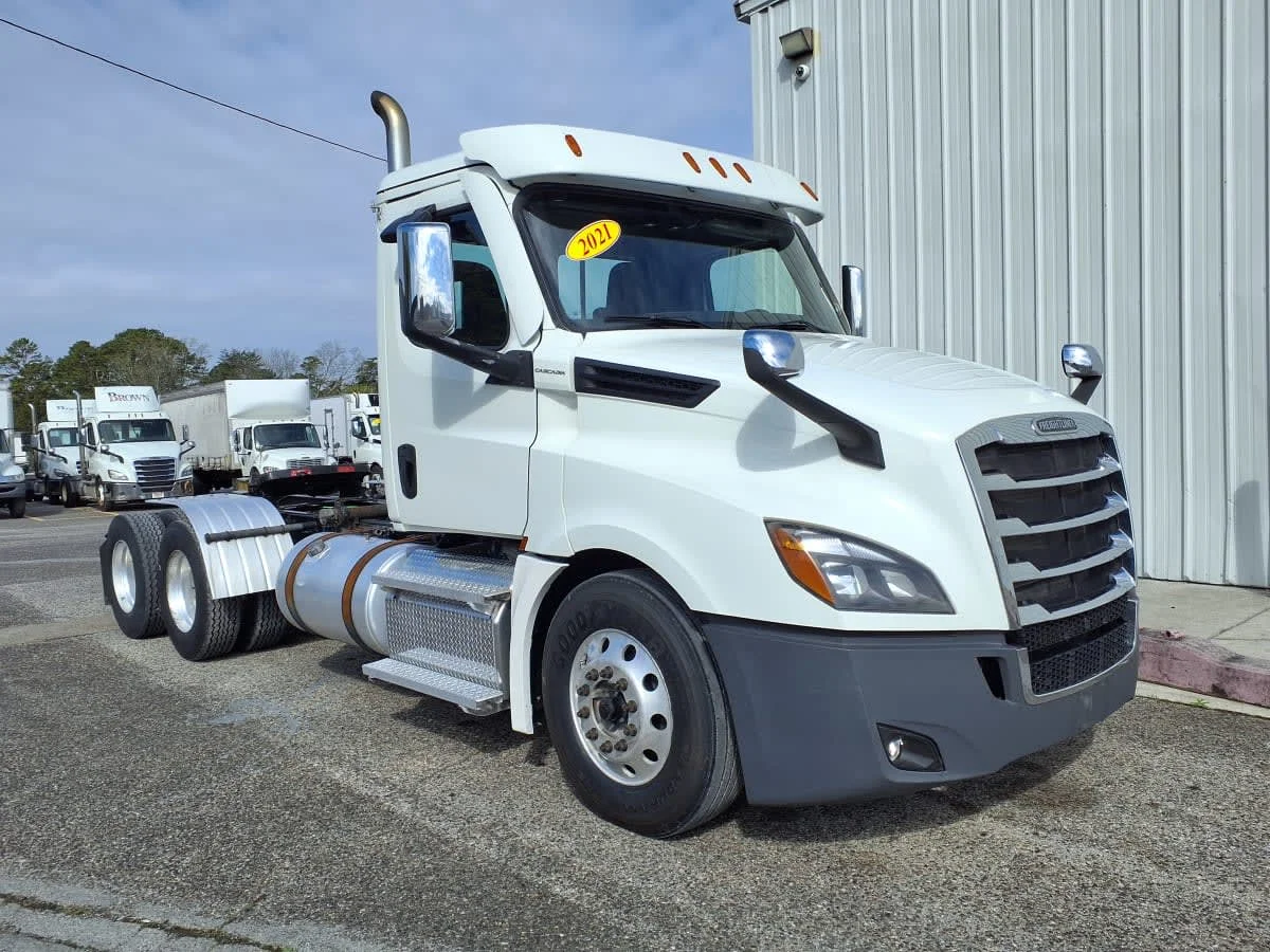 2021 Freightliner Cascadia in Knoxville, TN — photo 3