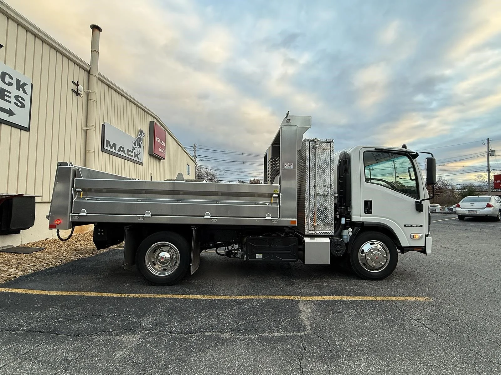 2025 Isuzu NRR in Worcester, MA — photo 4