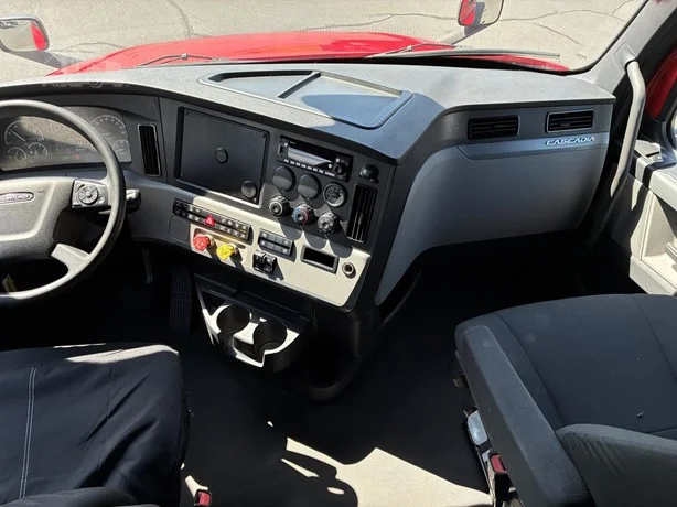2022 Freightliner Cascadia in Medford, OR — photo 11