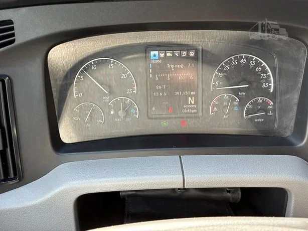 2022 Freightliner Cascadia in Medford, OR — photo 9