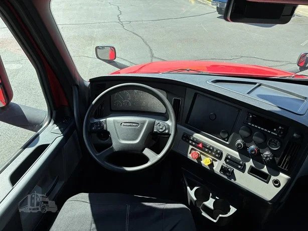 2022 Freightliner Cascadia in Medford, OR — photo 10