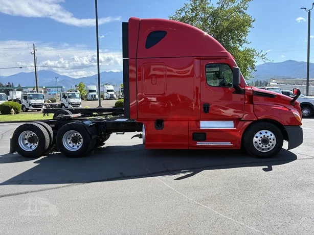 2022 Freightliner Cascadia in Medford, OR — photo 5