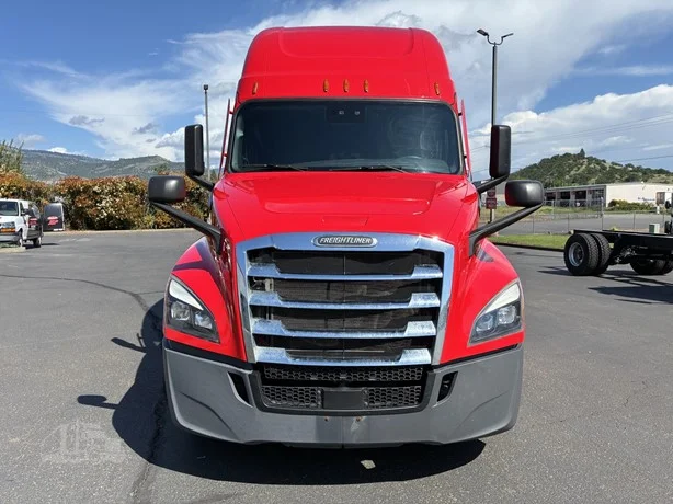 2022 Freightliner Cascadia in Medford, OR — photo 7