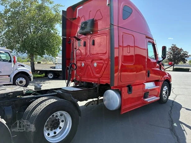 2022 Freightliner Cascadia in Medford, OR — photo 4