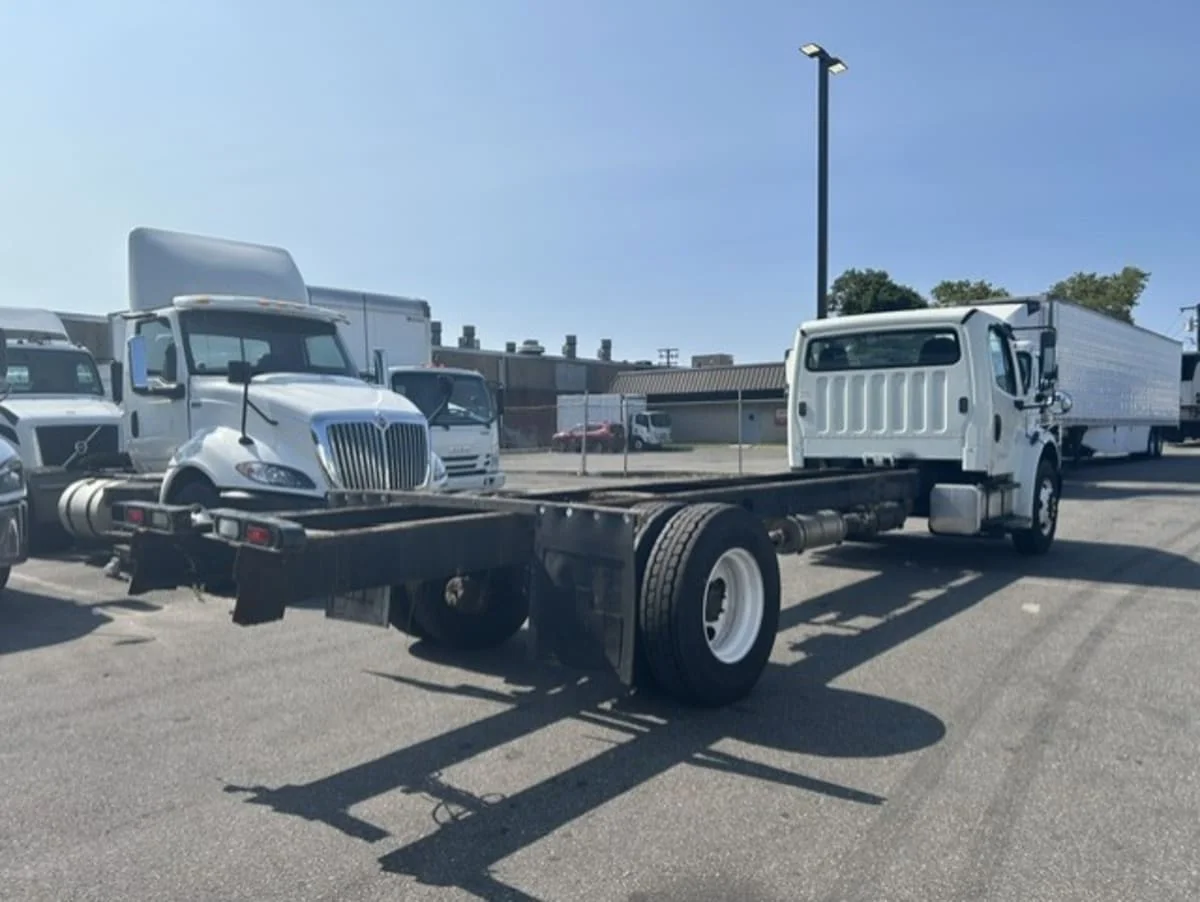 2014 Freightliner M2 106 in Farmingdale, NY — photo 4