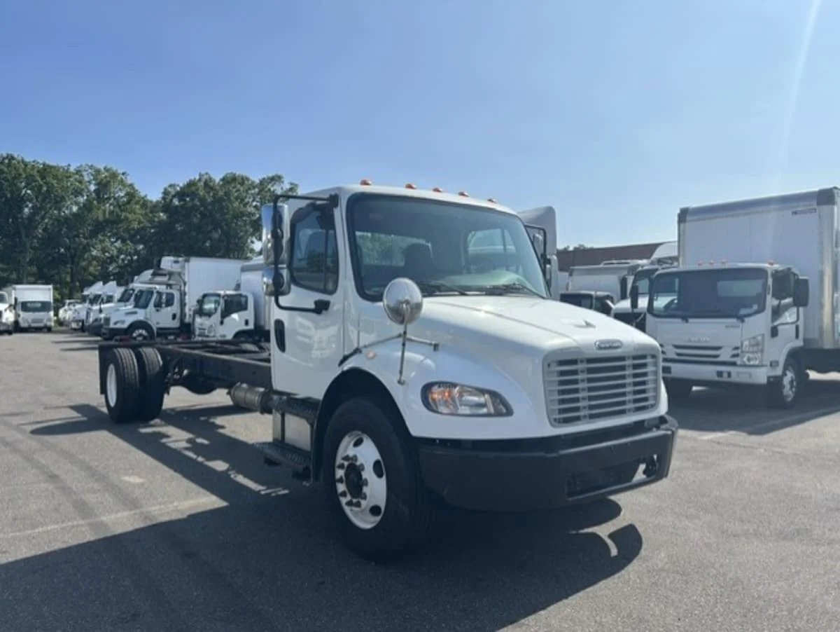 2014 Freightliner M2 106 in Farmingdale, NY — photo 3