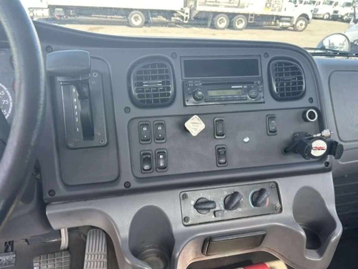 2014 Freightliner M2 106 in Farmingdale, NY — photo 10