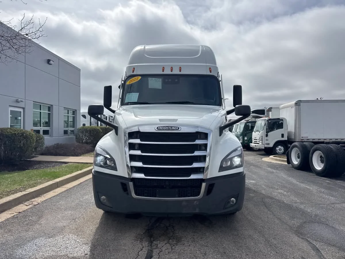 2022 Freightliner Cascadia - image 2