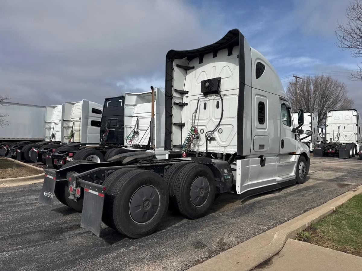 2022 Freightliner Cascadia - image 4