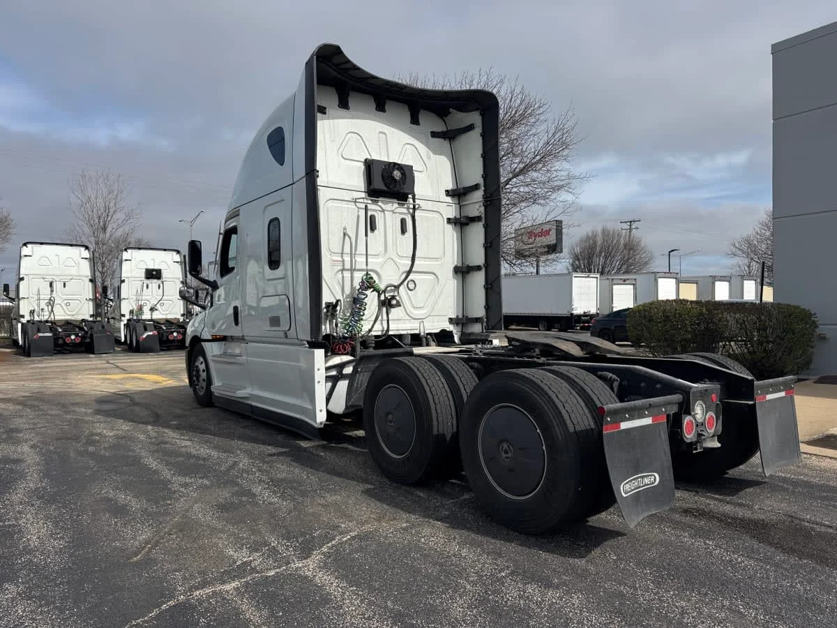 2022 Freightliner Cascadia - image 6
