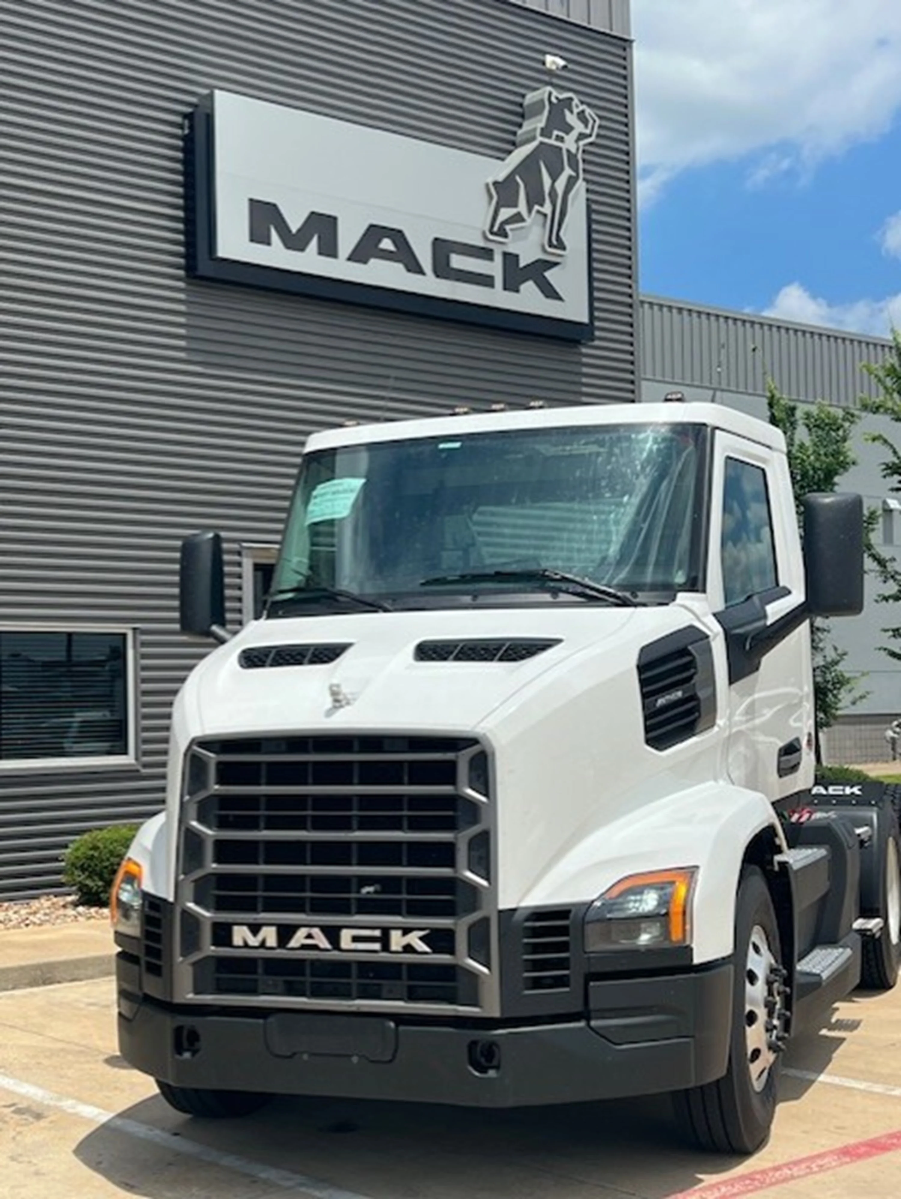 2027 Mack Anthem in Houston, TX — photo 3