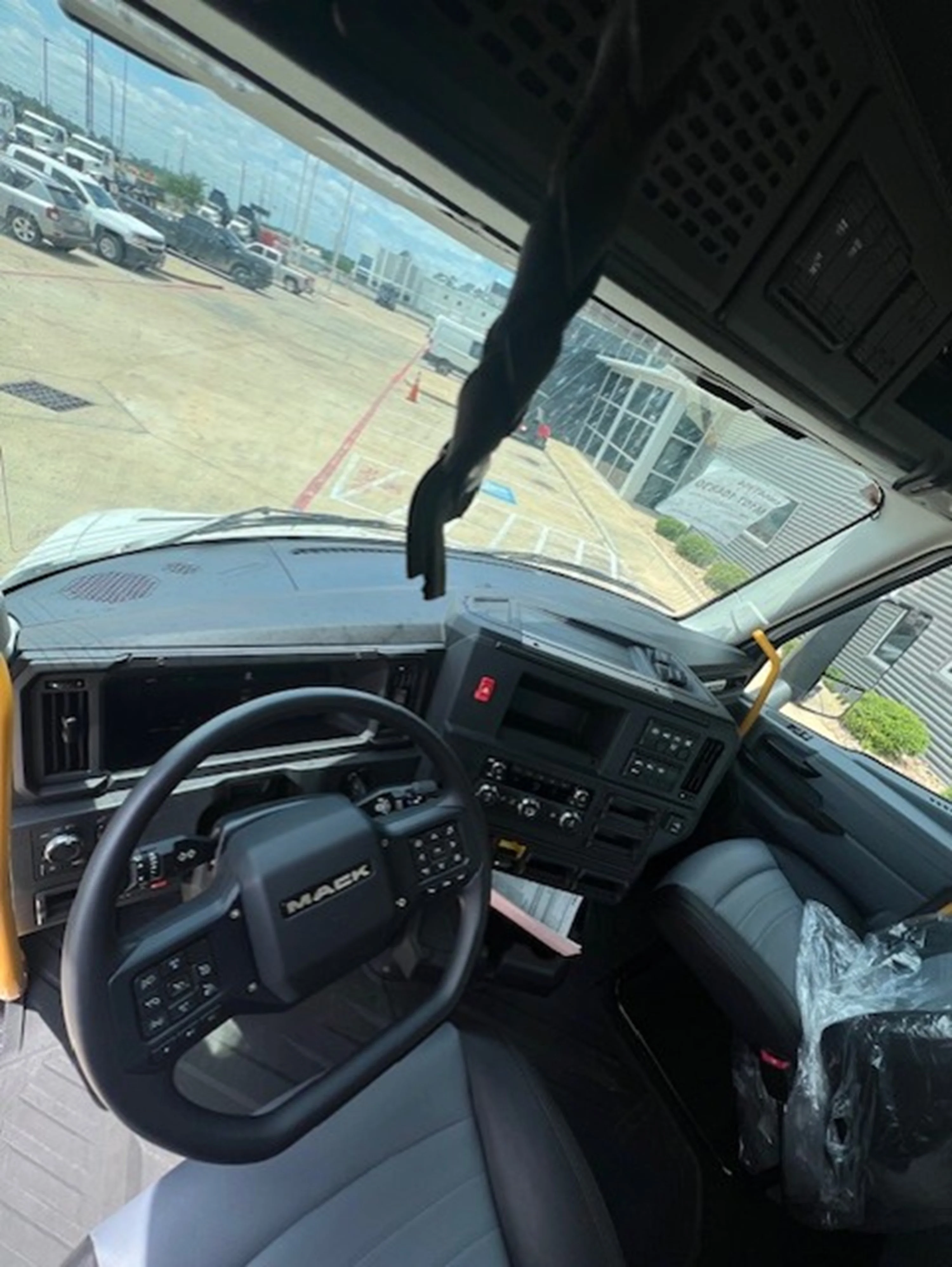 2027 Mack Anthem in Houston, TX — photo 7