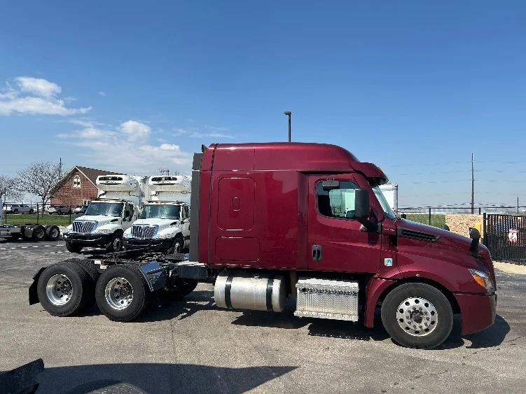 2020 Freightliner Cascadia - image 8