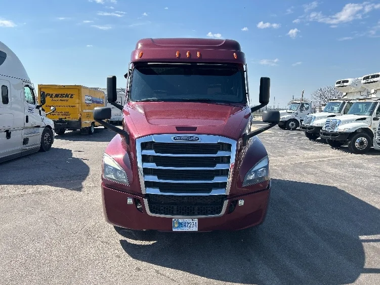 2020 Freightliner Cascadia - image 2