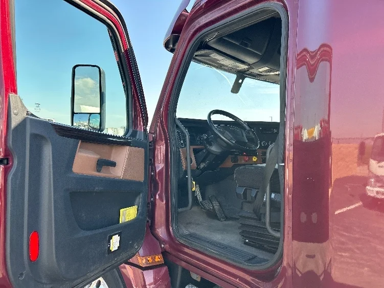 2020 Freightliner Cascadia - image 9