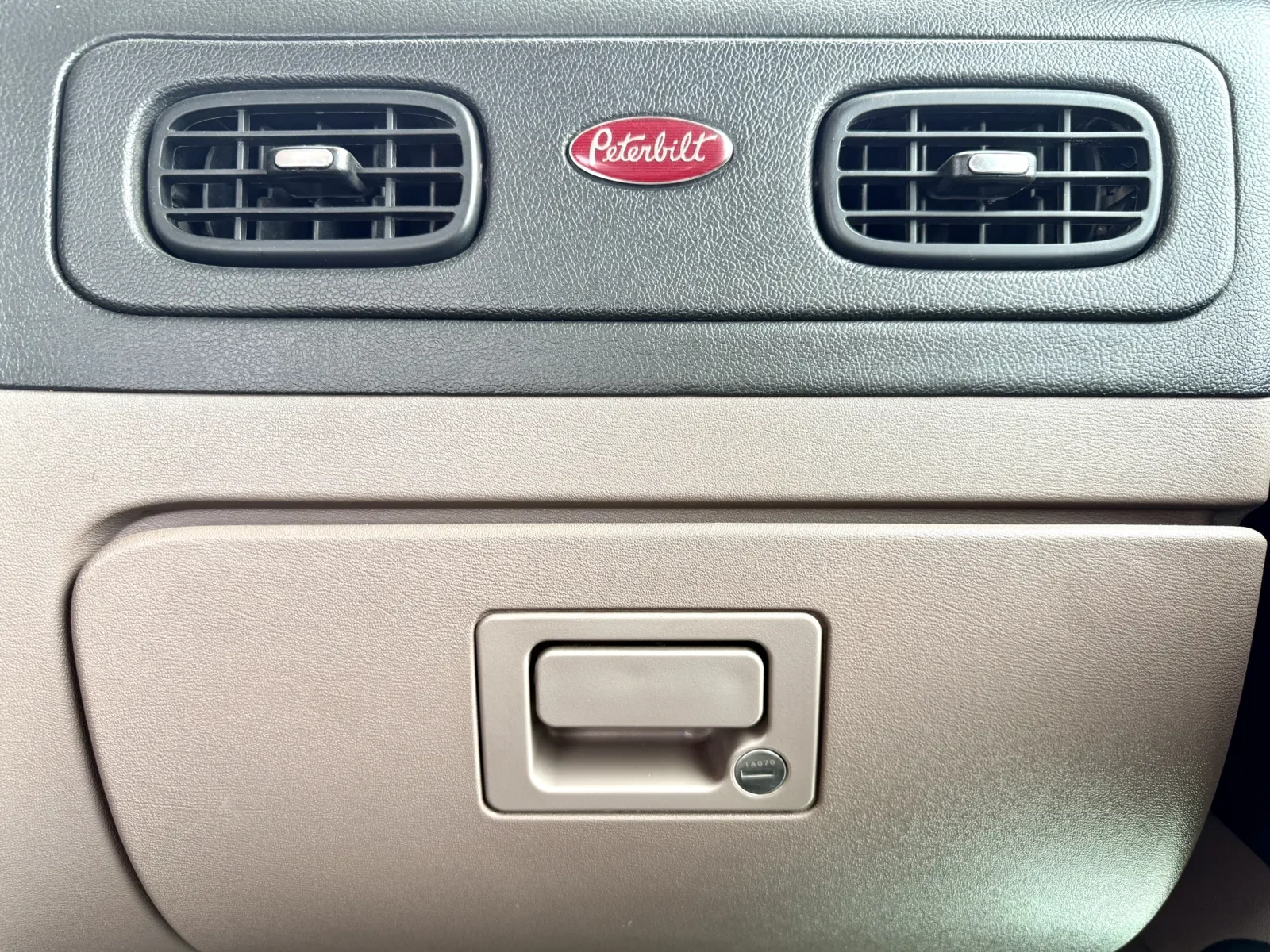 2020 Peterbilt 389 in New Lenox, IL — photo 19