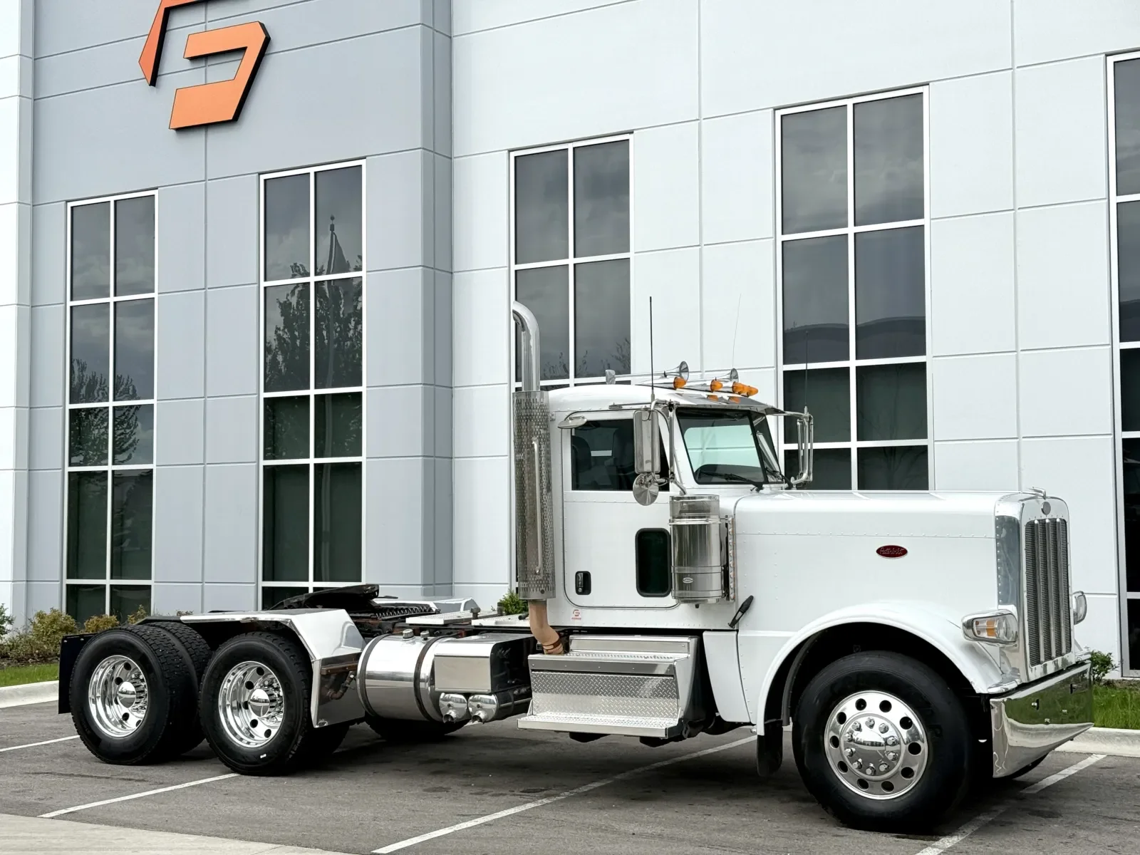 2020 Peterbilt 389 in New Lenox, IL — photo 2