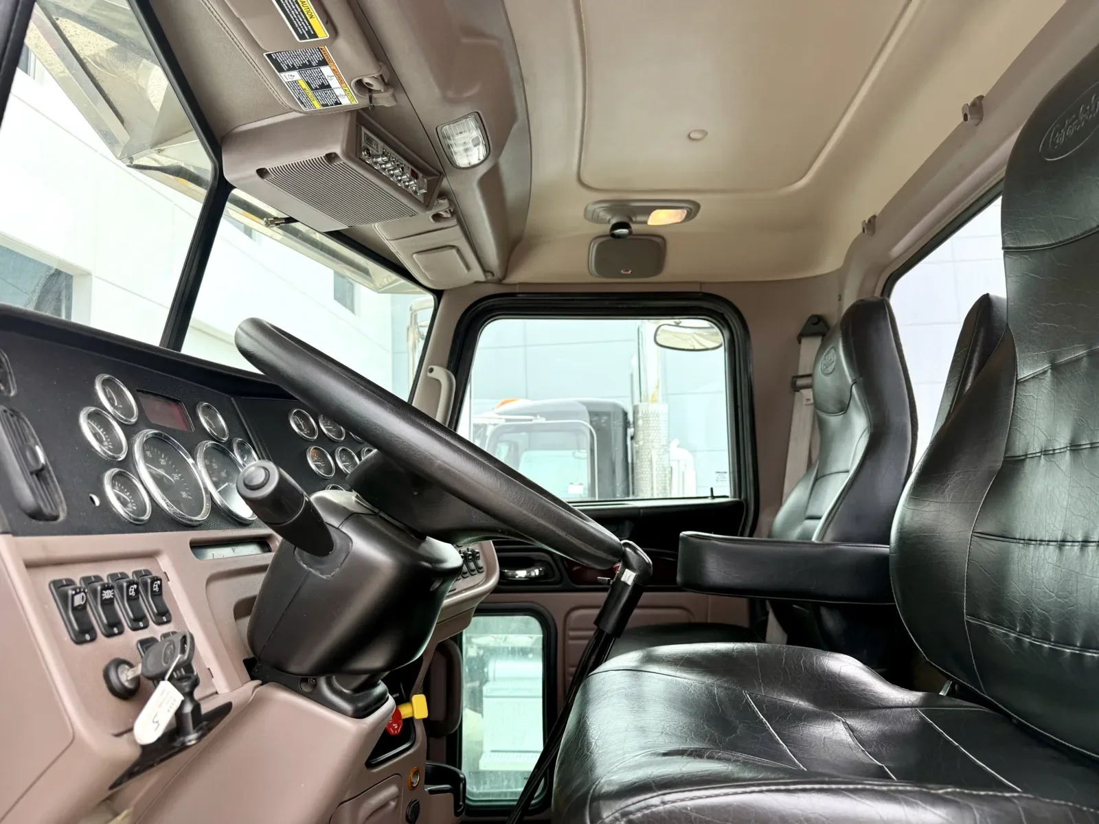 2020 Peterbilt 389 in New Lenox, IL — photo 14