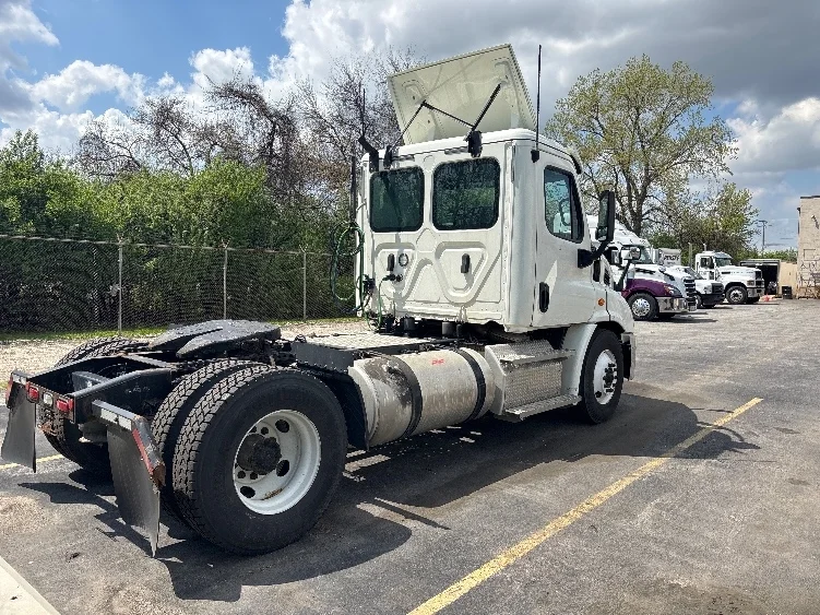 2020 Freightliner Cascadia in Middlefield, OH — photo 7