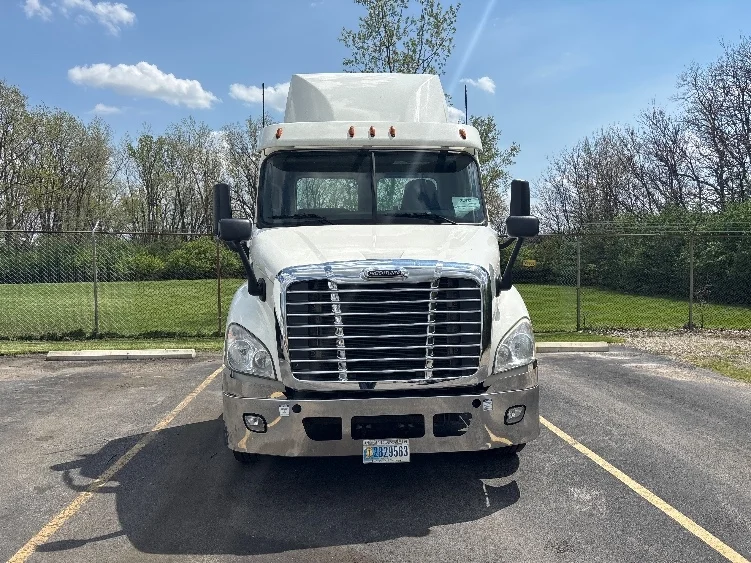 2020 Freightliner Cascadia in Middlefield, OH — photo 2