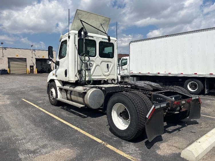 2020 Freightliner Cascadia in Middlefield, OH — photo 5