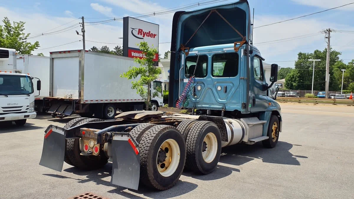 2019 Freightliner Cascadia in Norwood, MA — photo 4