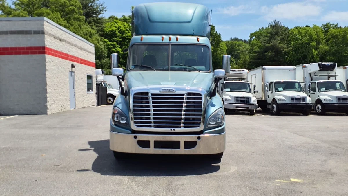 2019 Freightliner Cascadia in Norwood, MA — photo 2