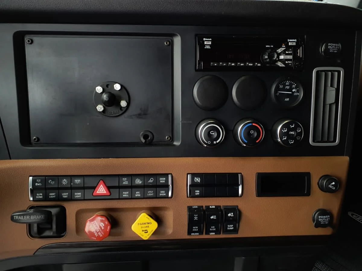 2020 Freightliner Cascadia in Oak Creek, WI — photo 12