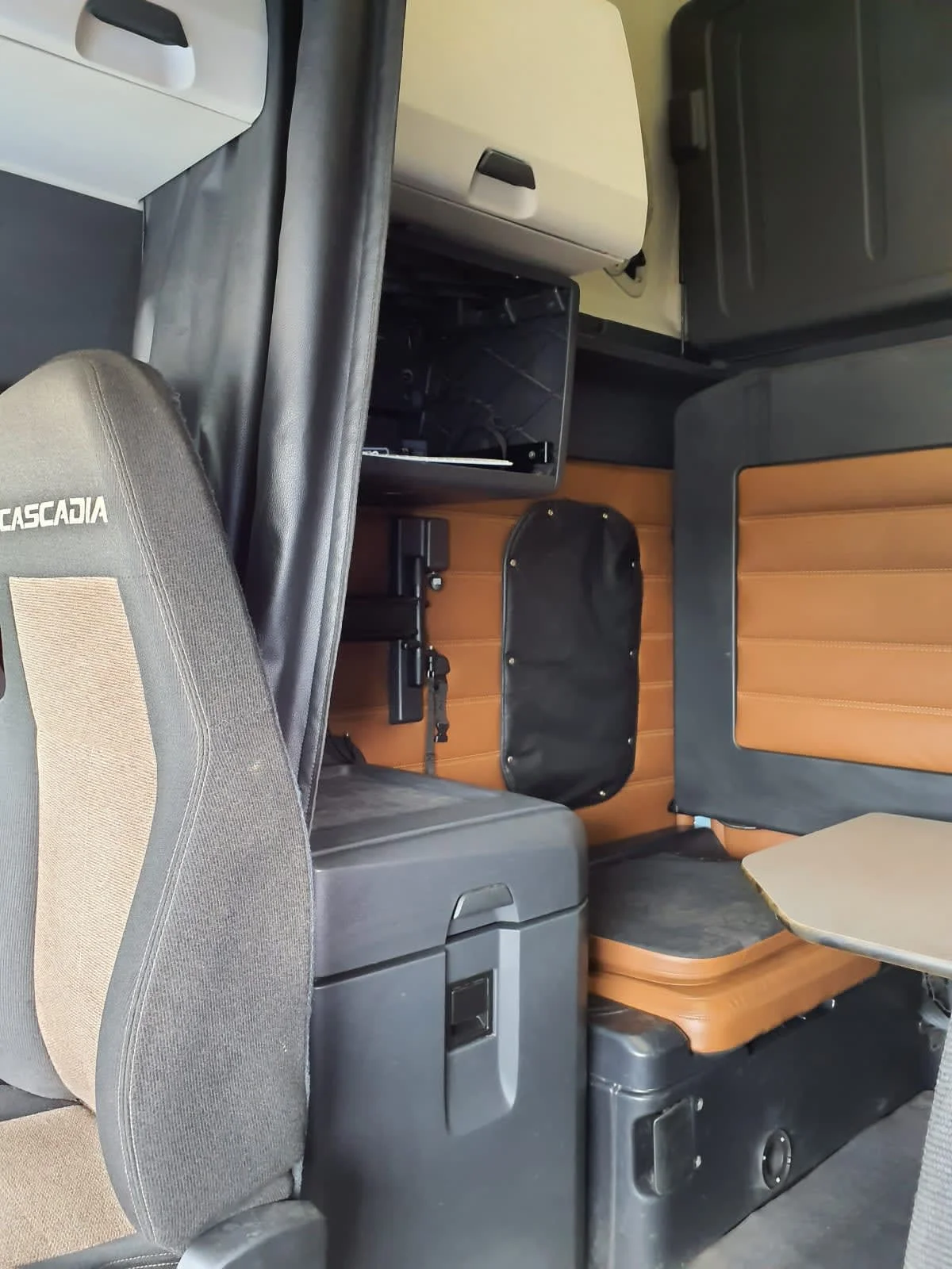 2020 Freightliner Cascadia in Oak Creek, WI — photo 14