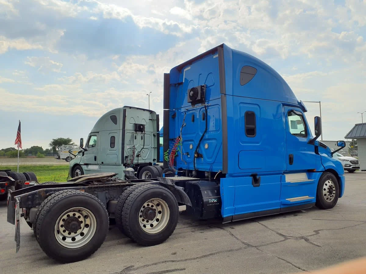 2020 Freightliner Cascadia in Oak Creek, WI — photo 4