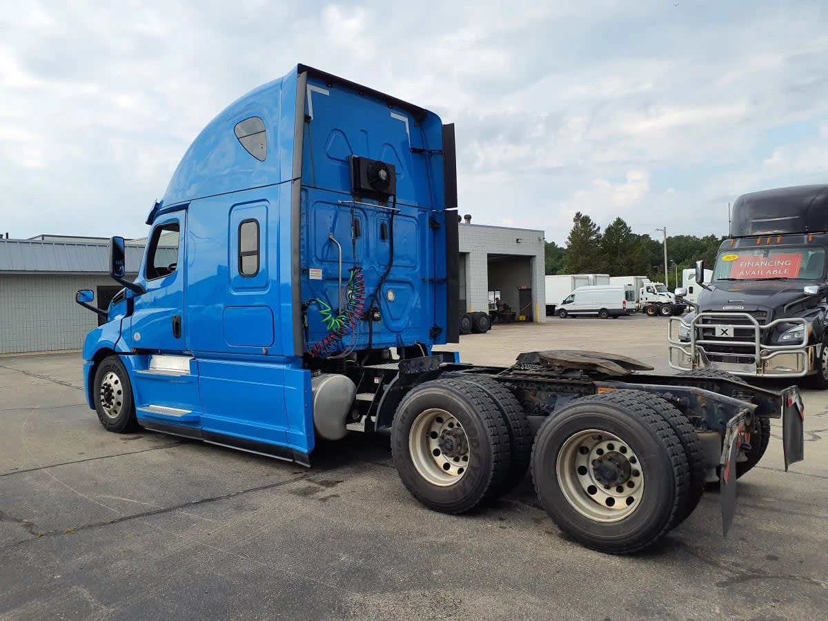 2020 Freightliner Cascadia in Oak Creek, WI — photo 6