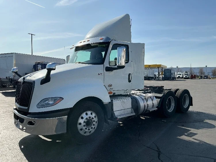 2020 International LT - image 3