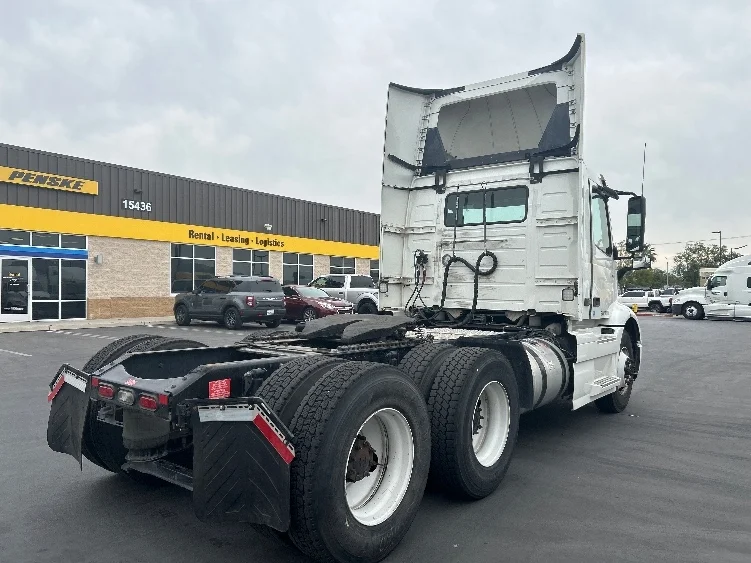 2020 Volvo VNR 640 in Fontana, CA — photo 7