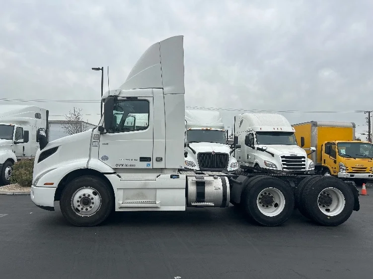 2020 Volvo VNR 640 in Fontana, CA — photo 4