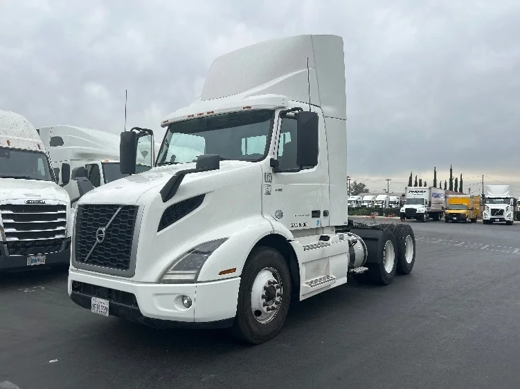 2020 Volvo VNR 640 in Fontana, CA — photo 3