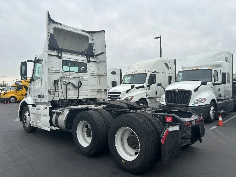 2020 Volvo VNR 640 in Fontana, CA — photo 5