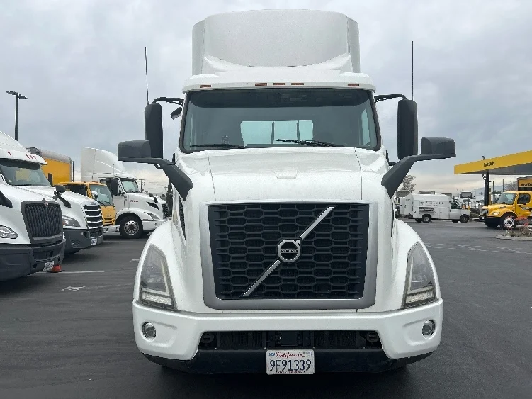 2020 Volvo VNR 640 in Fontana, CA — photo 2