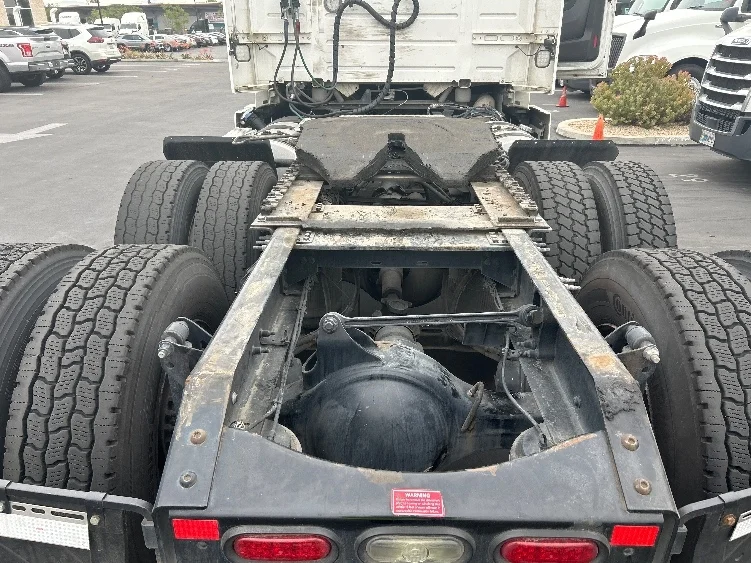 2020 Volvo VNR 640 in Fontana, CA — photo 6