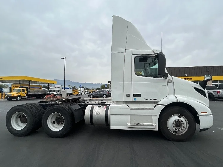 2020 Volvo VNR 640 in Fontana, CA — photo 8