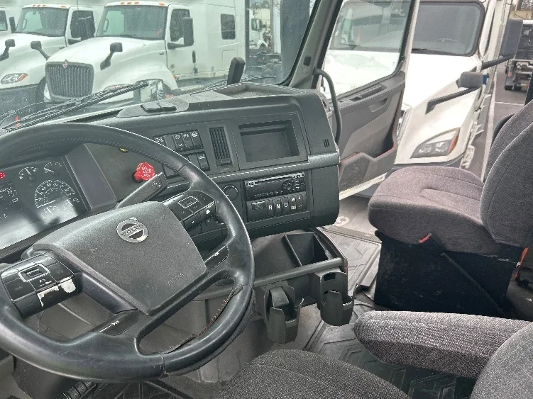 2020 Volvo VNR 640 in Fontana, CA — photo 10