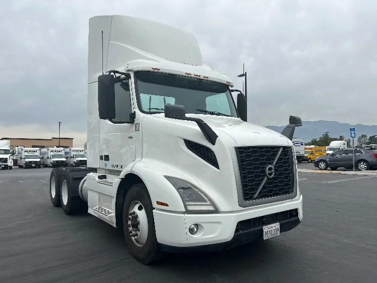 2020 Volvo VNR 640 in Fontana, CA